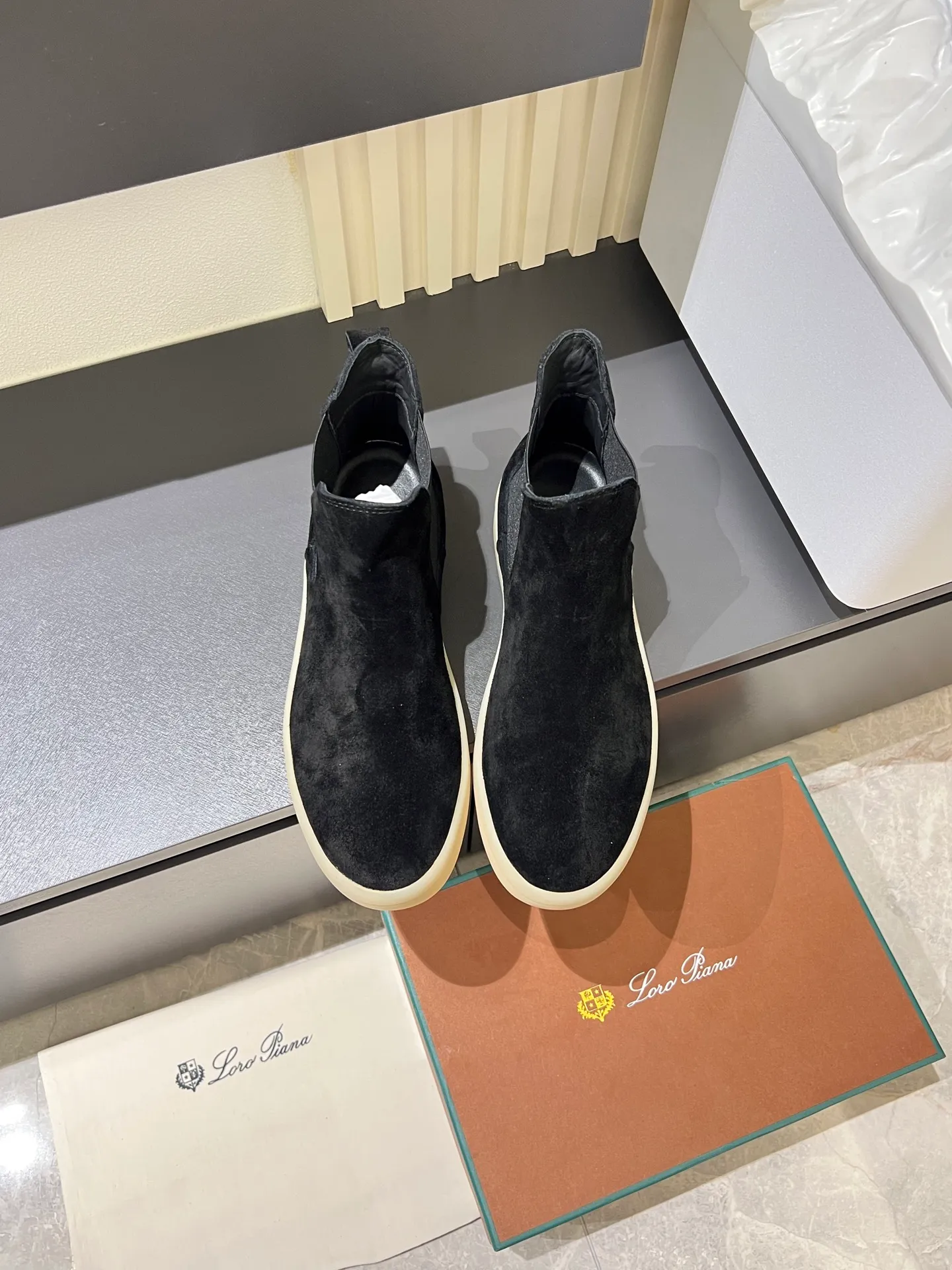 p440 Loro Piana's new niche winter men's mid-top shoes are shipped! The fabric is made of mercerized cowhide imported from Italy, with a sheepskin lining, which is comfortable, breathable and not stuffy to the feet. The outsole is made of natural rubber, which is wear-resistant and non-slip! Size: 38-44 (45.46.)